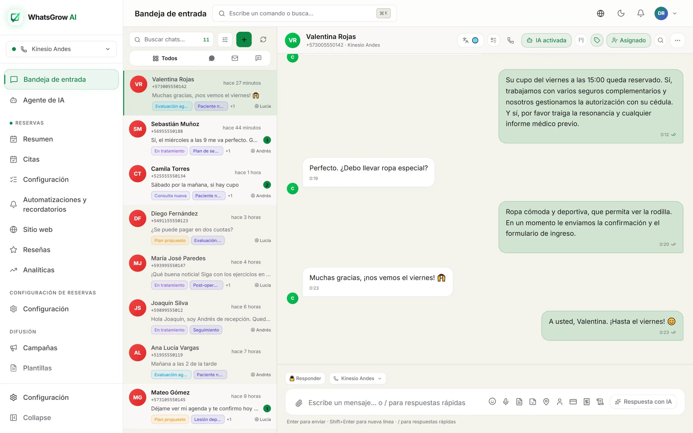 Bandeja de entrada compartida de WhatsGrow AI en español: lista de conversaciones de WhatsApp con etiquetas y responsable, y una conversación abierta con un paciente